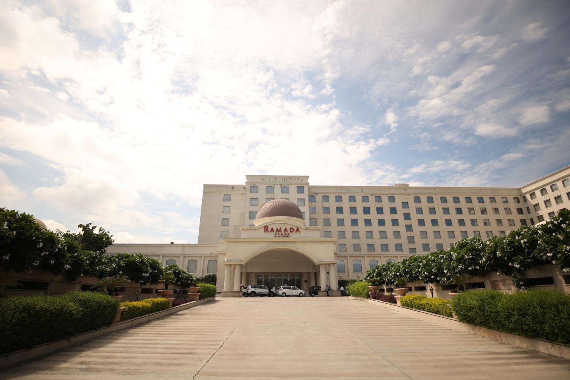 Ramada Plaza By Wyndham Lucknow Hotel ภายนอก รูปภาพ