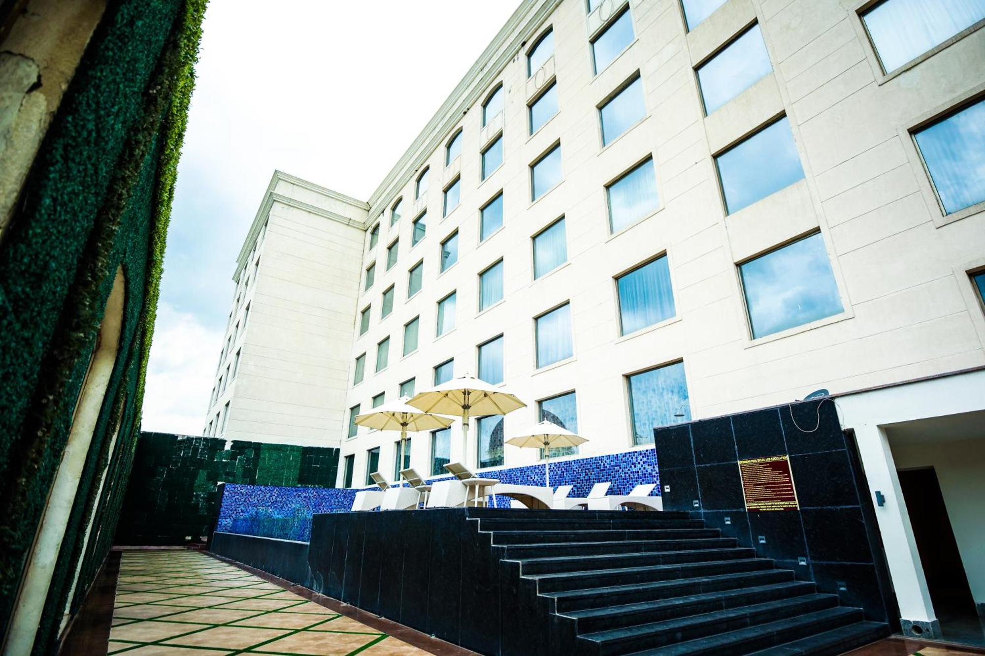 Ramada Plaza By Wyndham Lucknow Hotel ภายนอก รูปภาพ