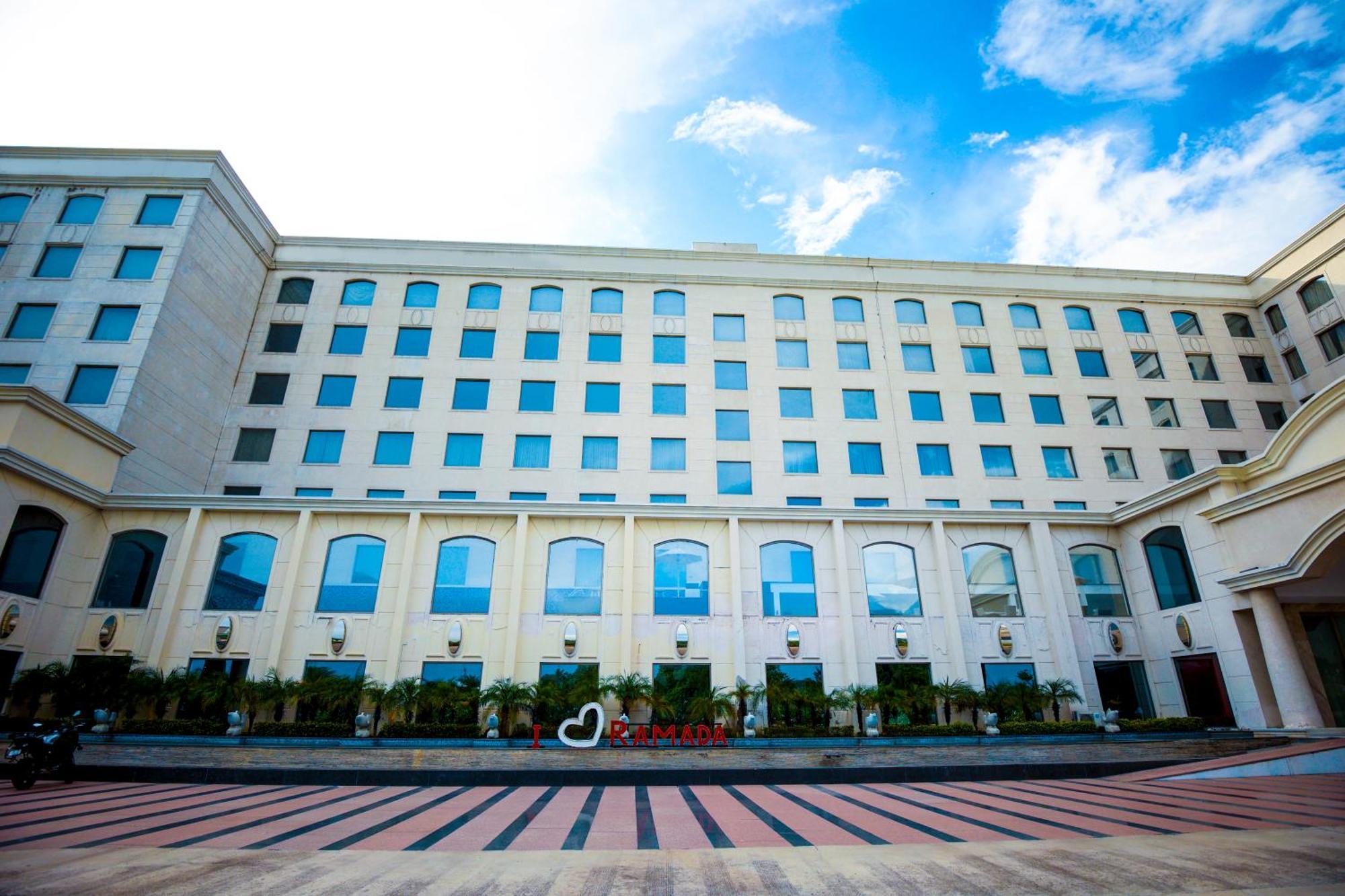 Ramada Plaza By Wyndham Lucknow Hotel ภายนอก รูปภาพ