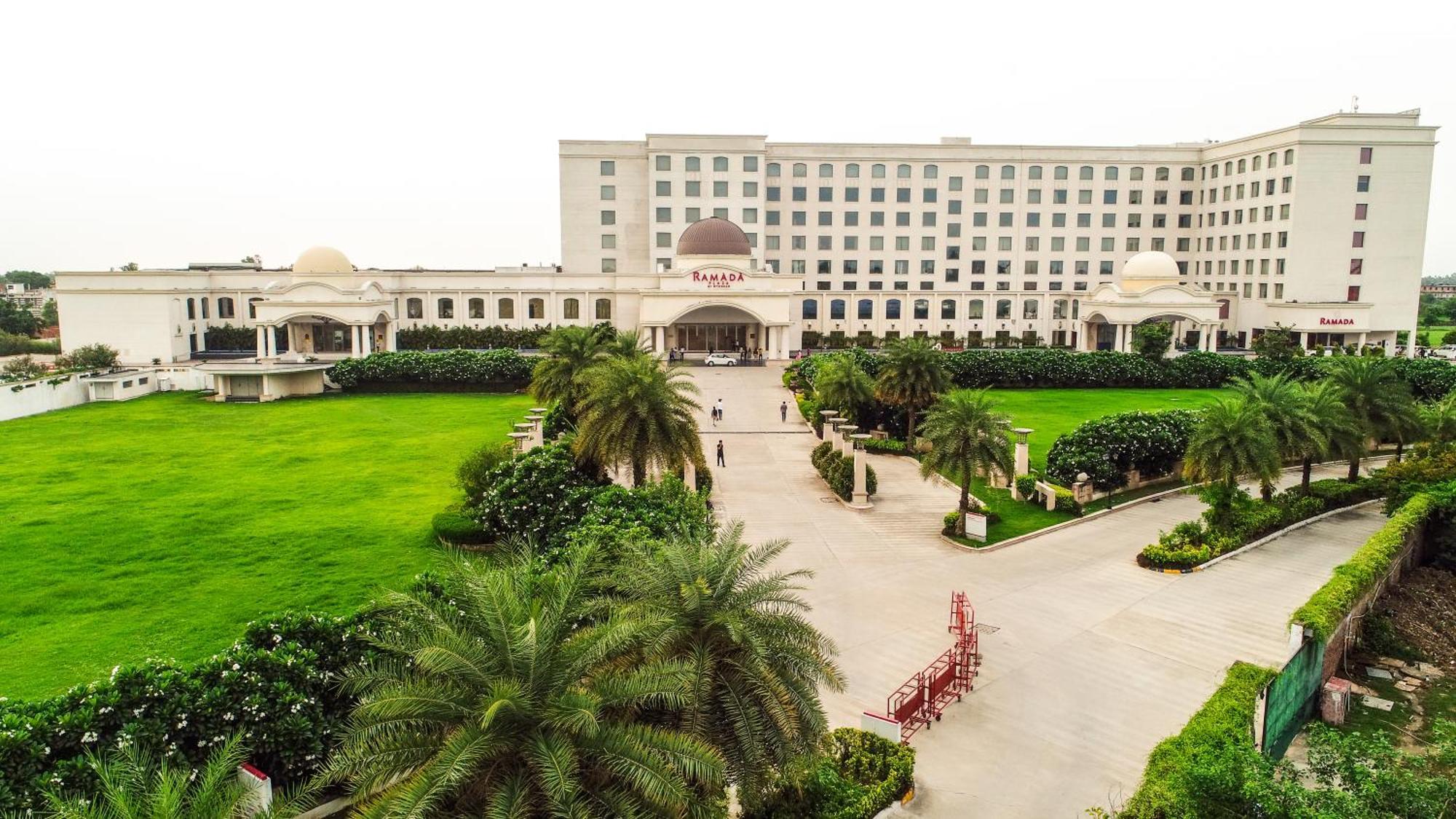 Ramada Plaza By Wyndham Lucknow Hotel ภายนอก รูปภาพ