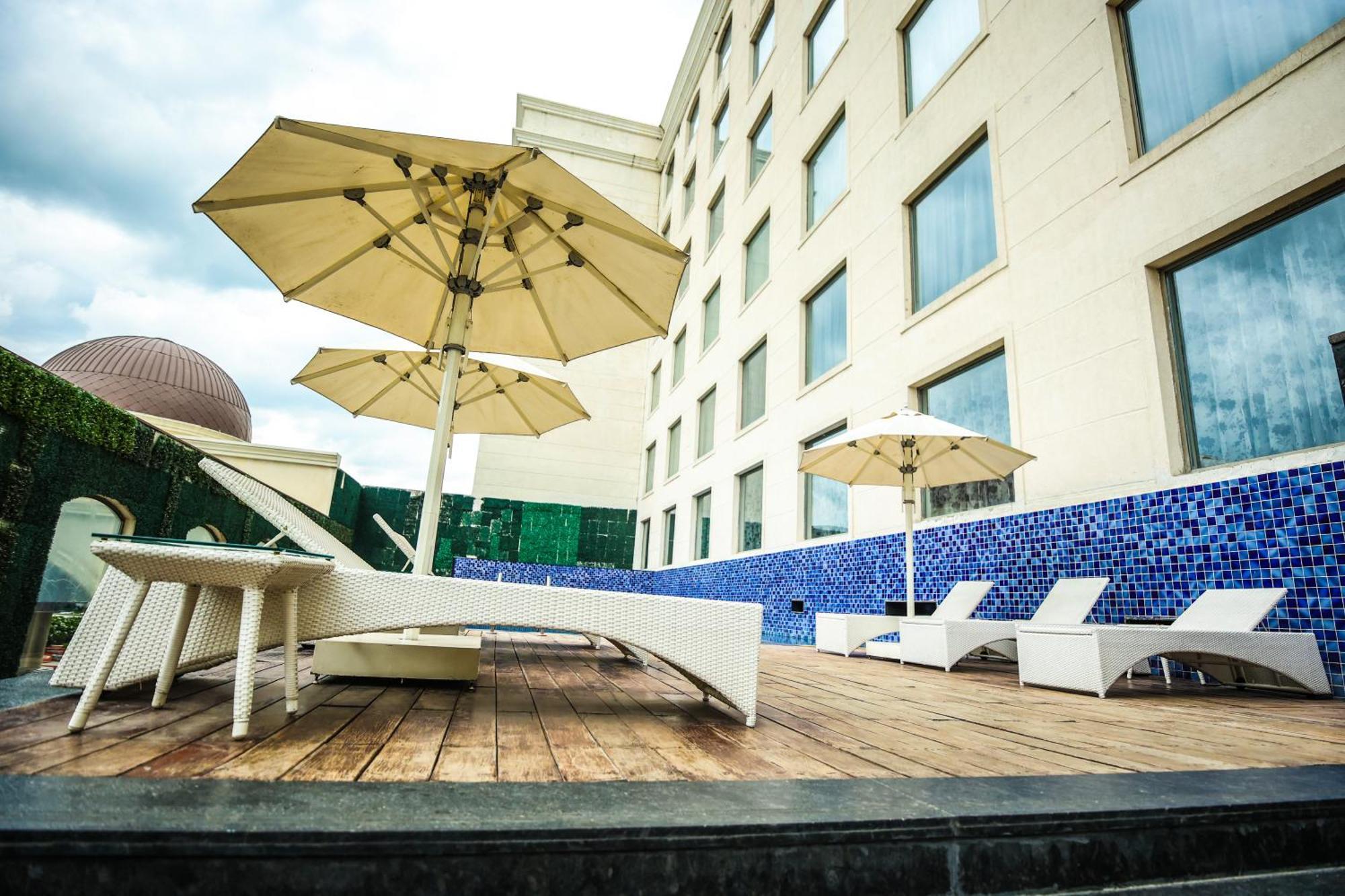 Ramada Plaza By Wyndham Lucknow Hotel ภายนอก รูปภาพ
