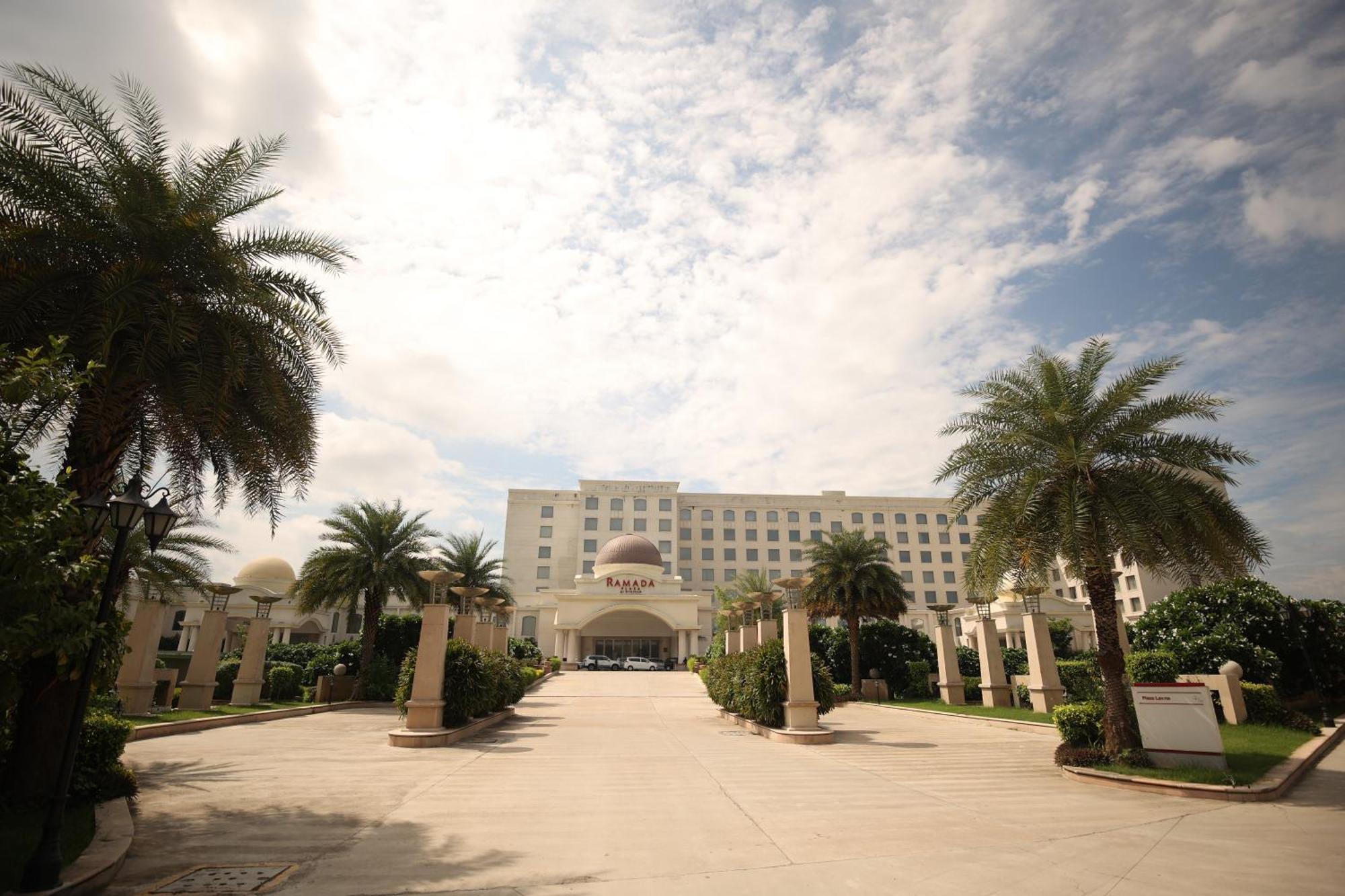 Ramada Plaza By Wyndham Lucknow Hotel ภายนอก รูปภาพ
