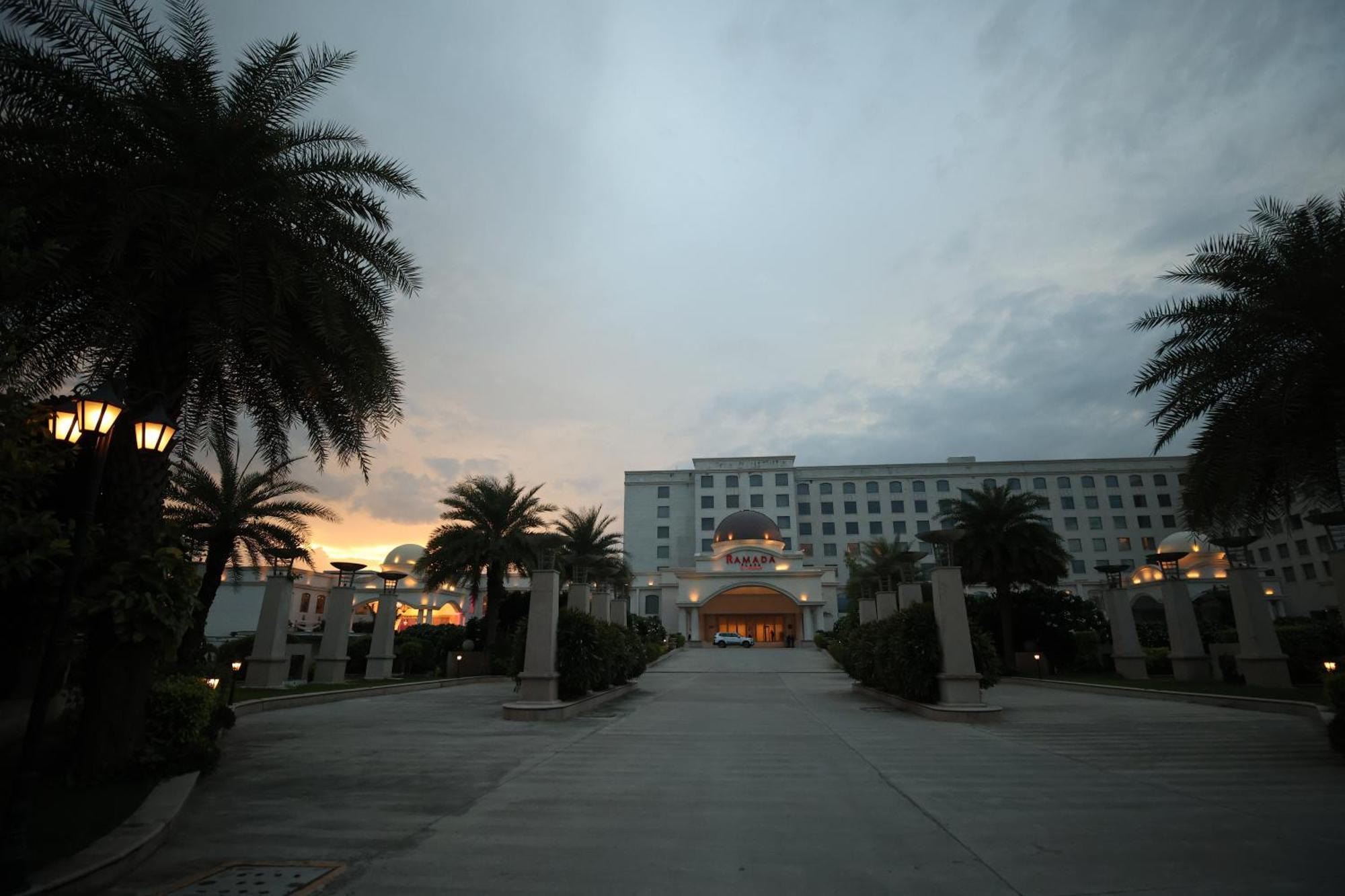 Ramada Plaza By Wyndham Lucknow Hotel ภายนอก รูปภาพ