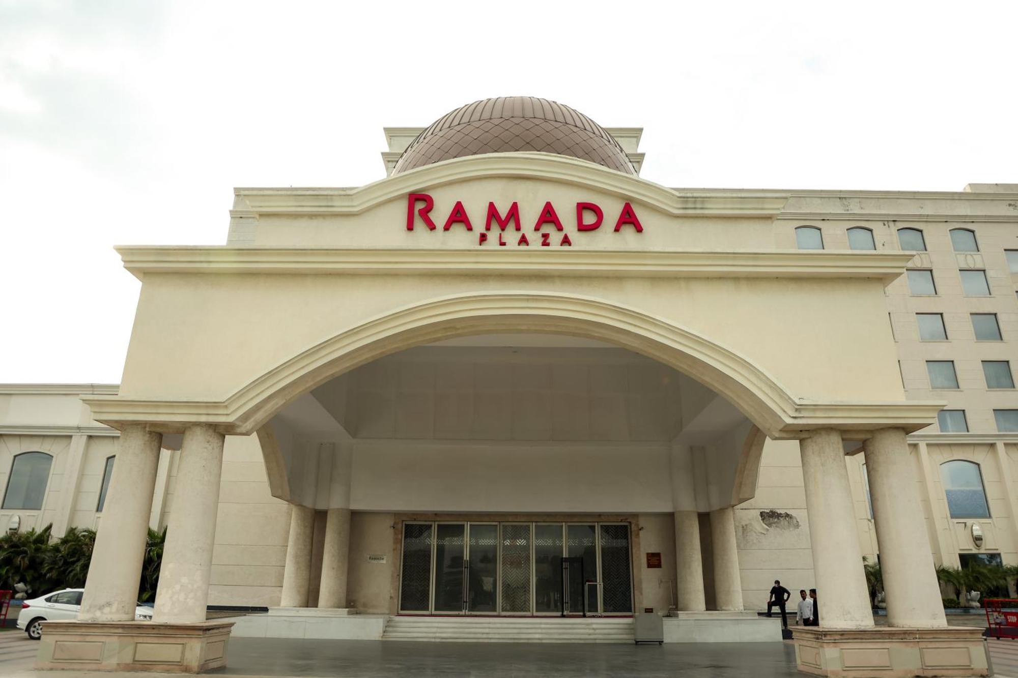 Ramada Plaza By Wyndham Lucknow Hotel ภายนอก รูปภาพ