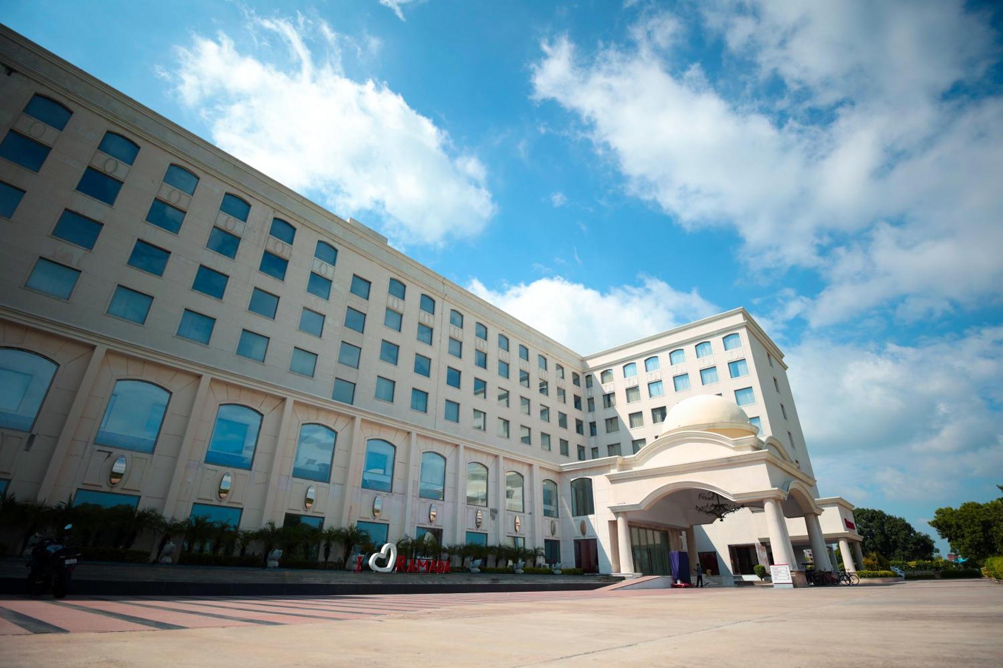 Ramada Plaza By Wyndham Lucknow Hotel ภายนอก รูปภาพ
