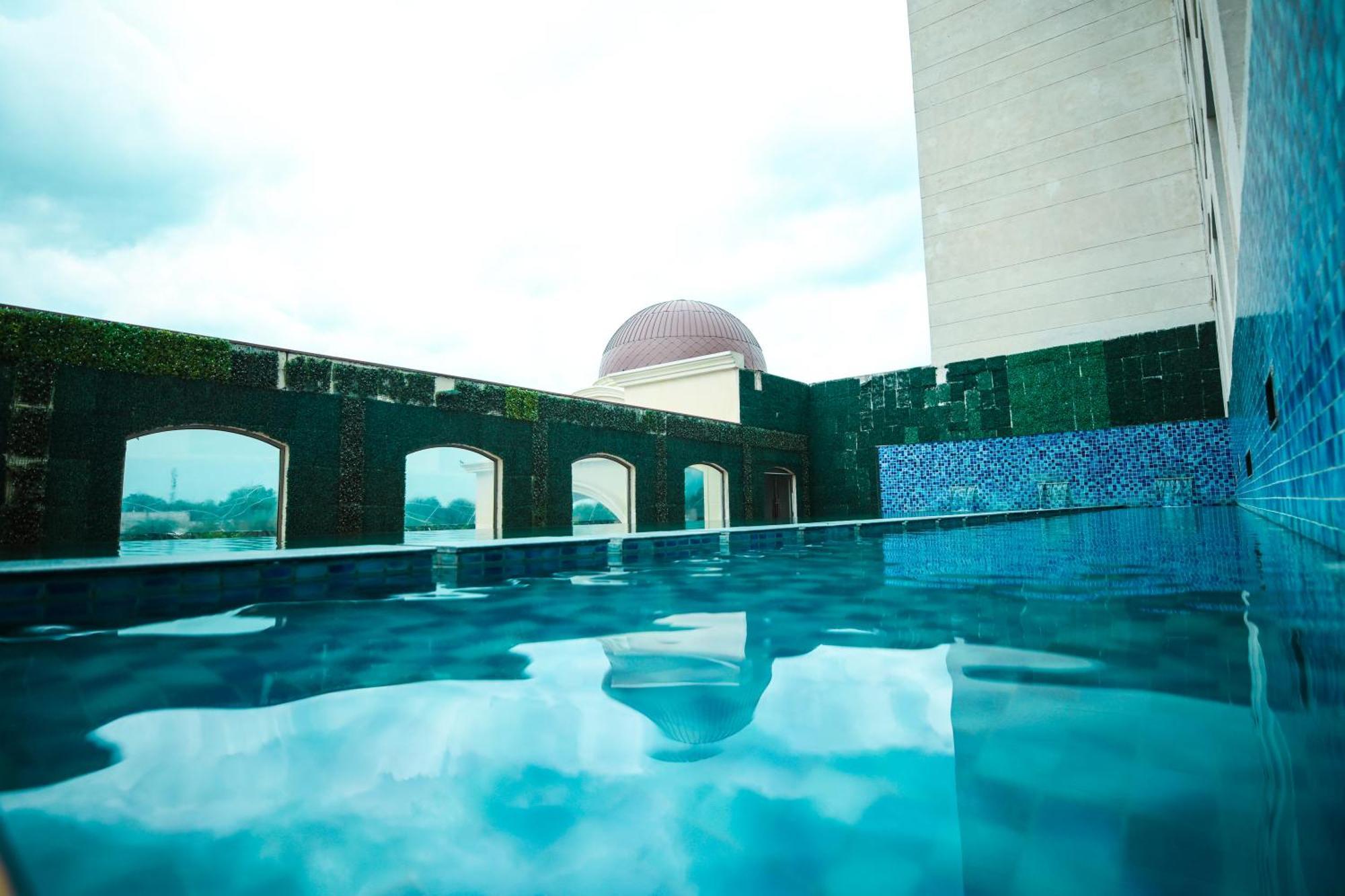 Ramada Plaza By Wyndham Lucknow Hotel ภายนอก รูปภาพ